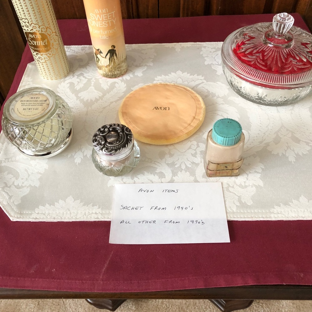Miscellaneous dusting powders with jars and lids.